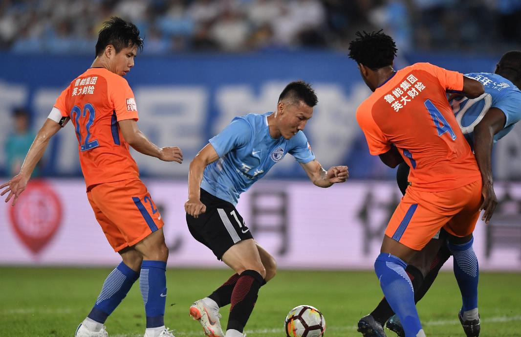 爱游戏平台 -山东泰山训练开放日，转会期外线爆发引欢呼，CBA常规赛在即，轮换策略成焦点 