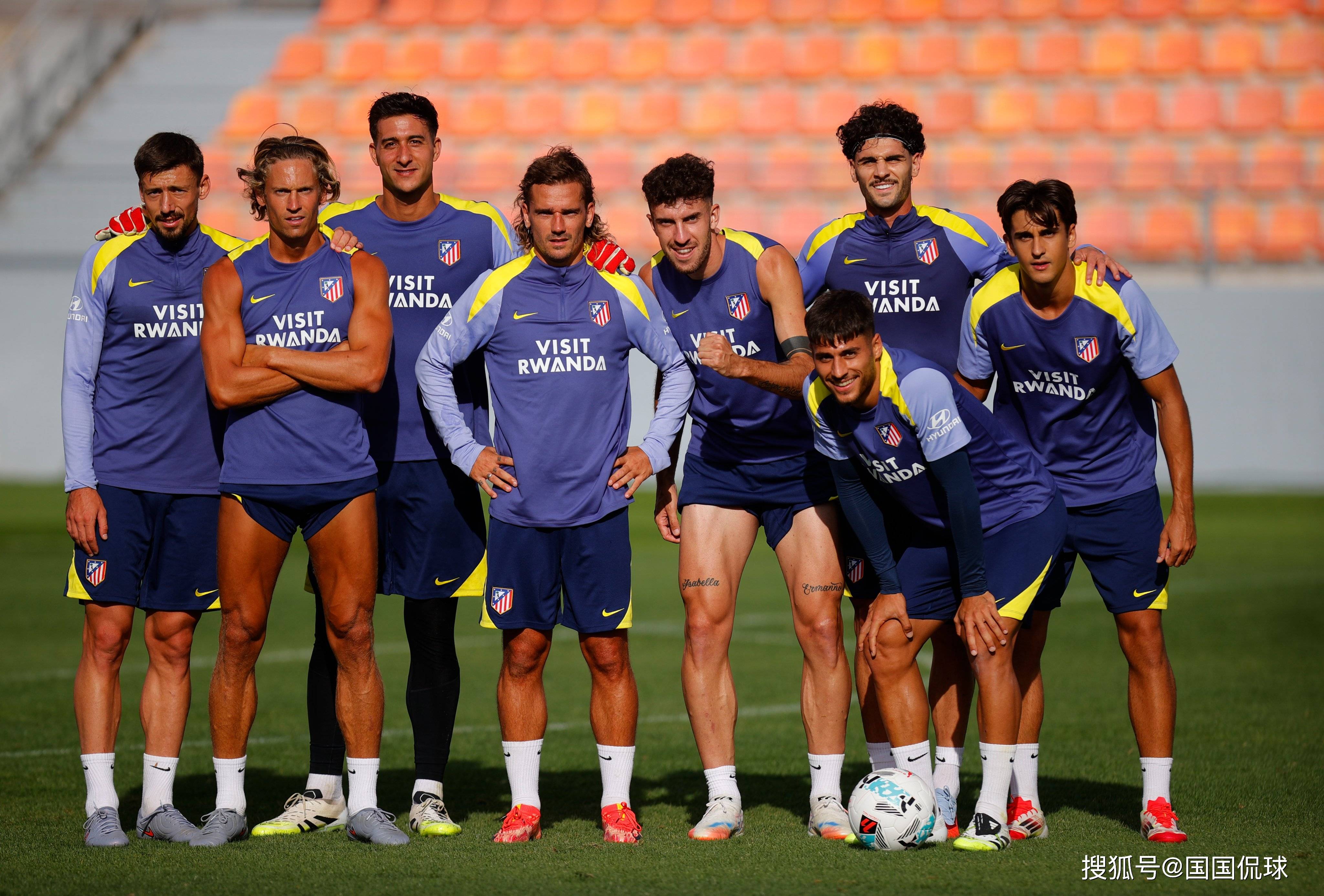 爱游戏官方网站 -马赛训练开放日；赛后门线救险引欢呼；西甲在即；资深球员宣示担当 